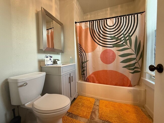 Building Photo - Stunning 3 Bedroom 1 Bathroom Single Family Home in St. Paul! Apply TODAY!