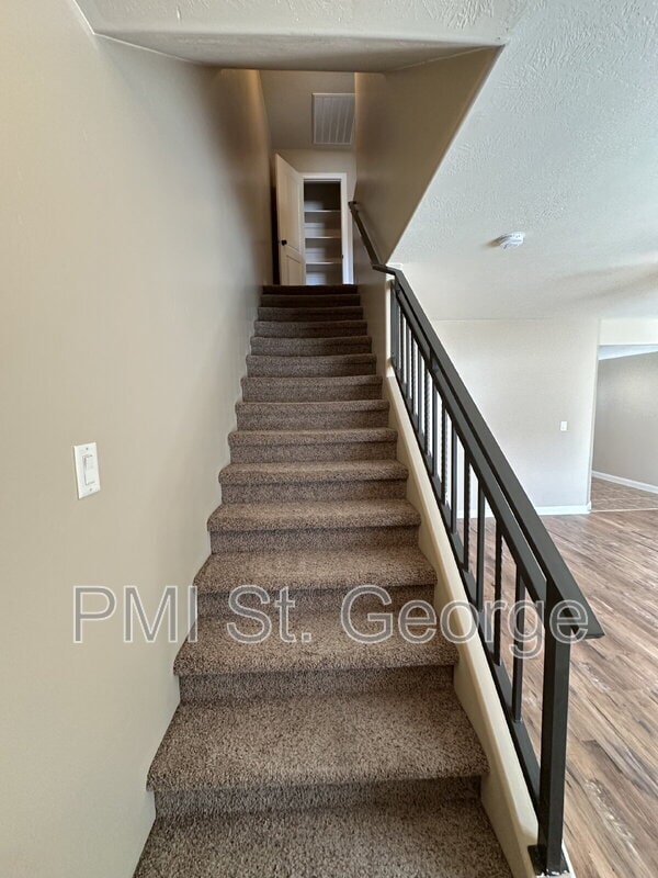 Building Photo - 340 1425 N St