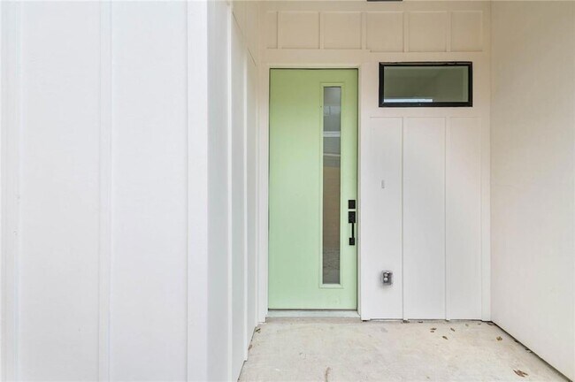 Building Photo - 3321 Hemlock Ave