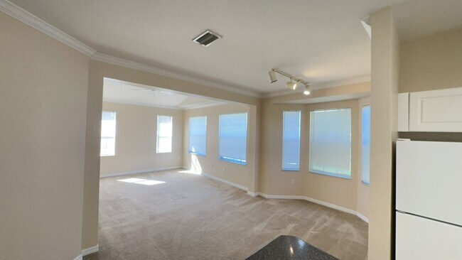 Building Photo - 3 BEDROOM 2 BATH 2 CAR GARAGE CONDO