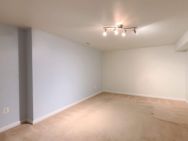 Building Photo - Gorgeous 6 BR Home, Convenient to Quantico & Commuting