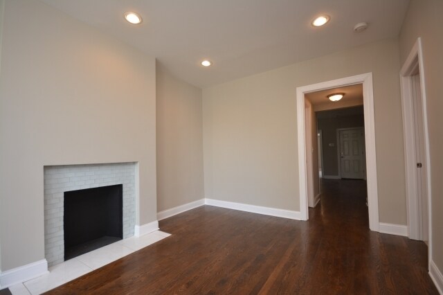 Building Photo - 1617 W Foster Ave