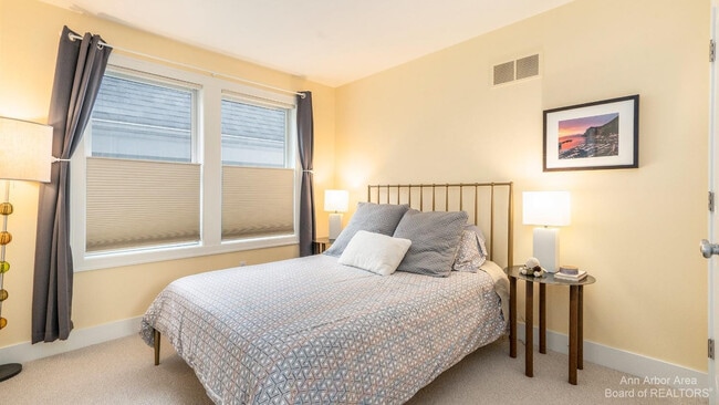 Building Photo - 203 W Summit St