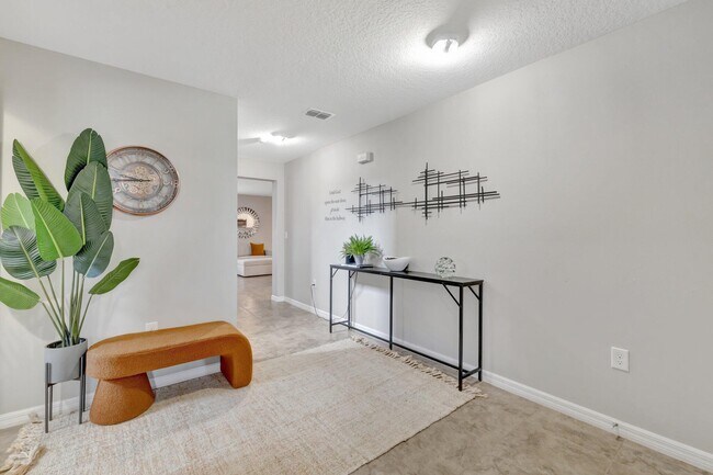 Building Photo - 5700 NW Pine Trail Cir