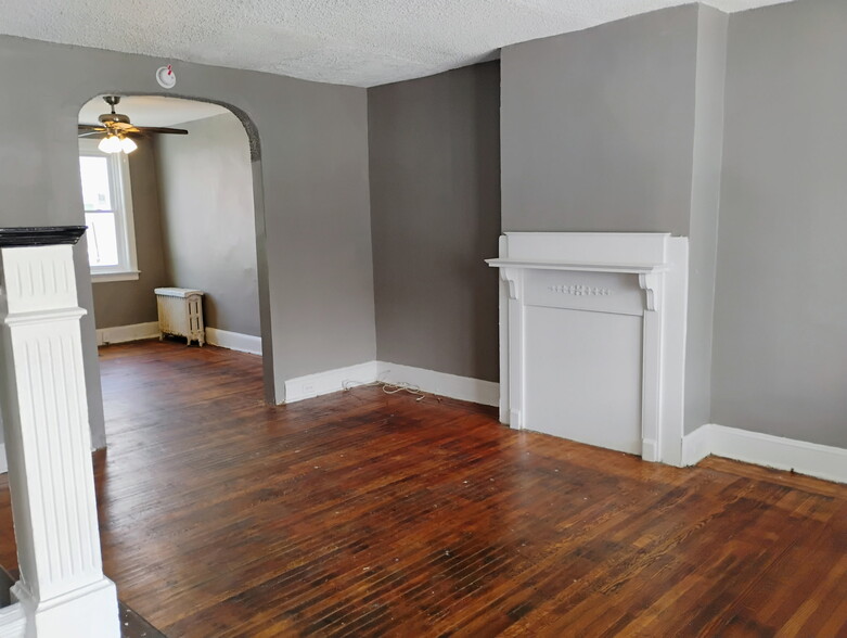 Building Photo - 5723 N Woodstock St