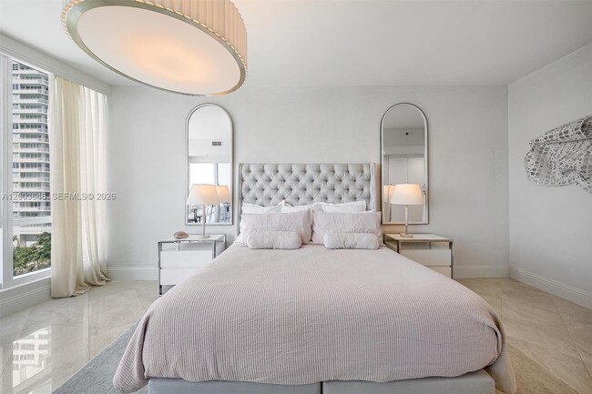 Building Photo - 100 South Pointe Dr