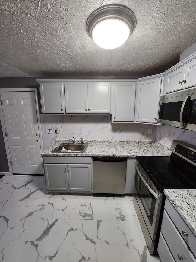 Building Photo - 3 Bedroom Home Excellent Location Near Sch...