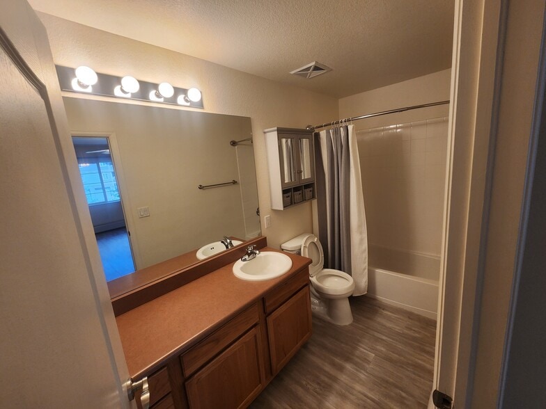 Building Photo - 520 River View Dr