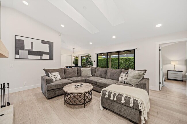 Building Photo - 13571 Jonquil Pl