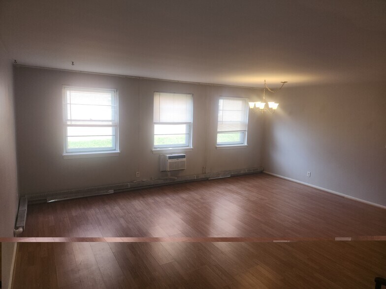 living/dining room - 13765 Cedar Rd