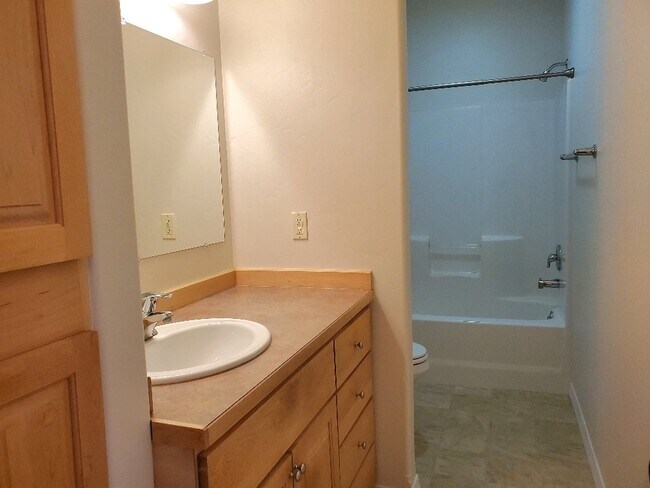 Building Photo - 3bedroom, 2 bathroom with garage