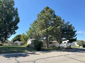 Building Photo - SW Boise home w/attached garage, large fen...