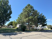 Building Photo - SW Boise home w/attached garage, large fen...