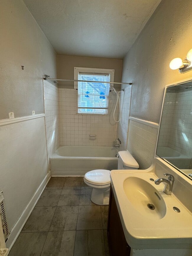 Building Photo - Beautiful Highland 1 bedroom Apartment