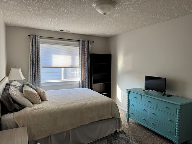 Building Photo - RARE! 5 Bedroom Rental Home pre-leasing for the end of February! Entertainers' Paradise - Pet Fri...