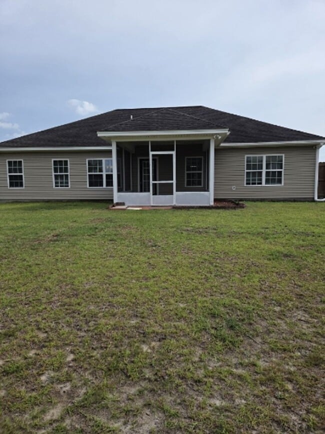 Building Photo - Beautiful home in a very quiet neighborhood