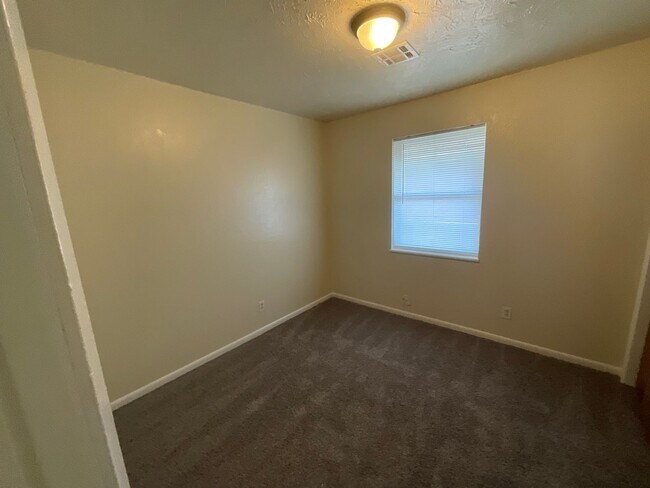 Building Photo - 3 Bed, 2 Bath, 1 Car Garage