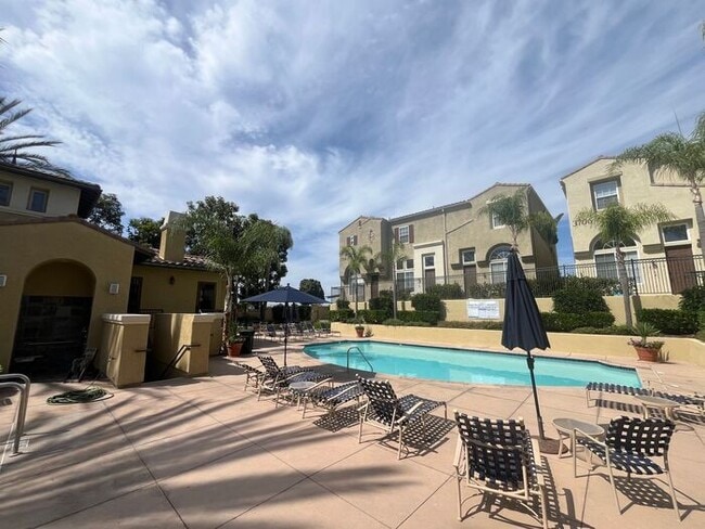 Building Photo - Move In Ready! 2 bedrooms 2.5 bath Townhom...