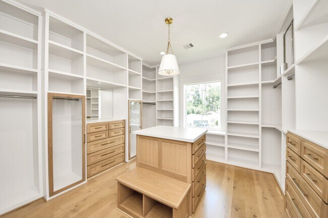 Building Photo - 739 Azaleadell Dr