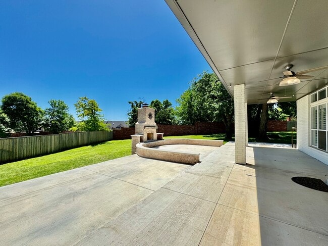 Building Photo - 2600 Sweetbriar Ct