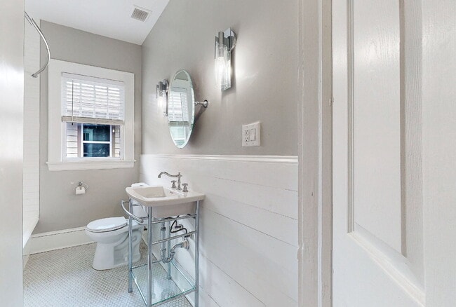 Building Photo - Stunning Upstairs 2-Bed, 1-Bath, Kitchen, ...