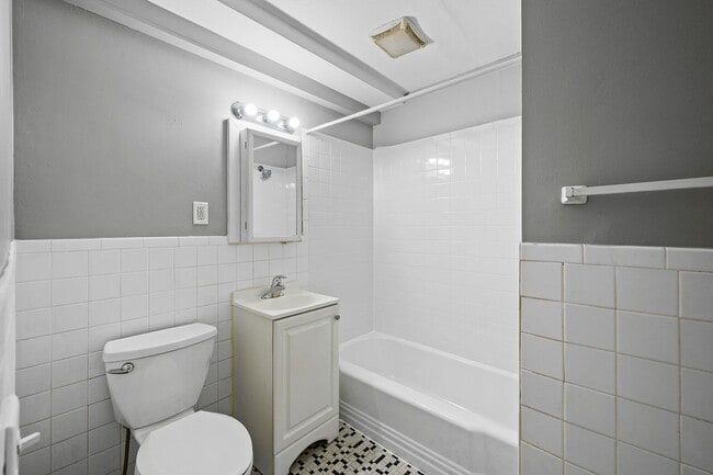 Building Photo - Spacious 1/BR/1 Bath Available Now!