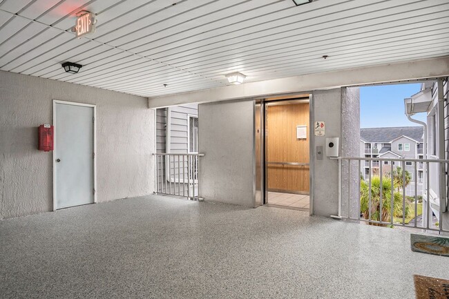 Building Photo - 5727 Biscayne Ct