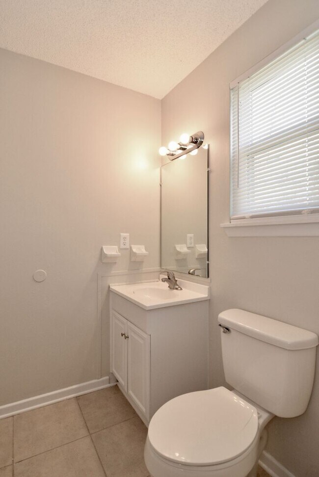 Building Photo - Renovated 3 Bed/2 Bath w/ Large Fenced Back Yard