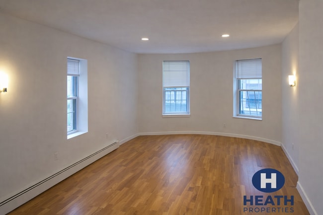 Building Photo - Central Location, Eat-in Kitchen, Laundry on a Site, Steps from the Bus Stop