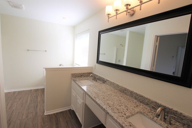 Building Photo - Beautifully updated 3 bedroom 2 bath home ...