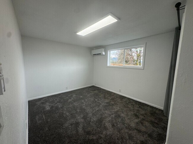 Building Photo - Updated 3 bedroom house