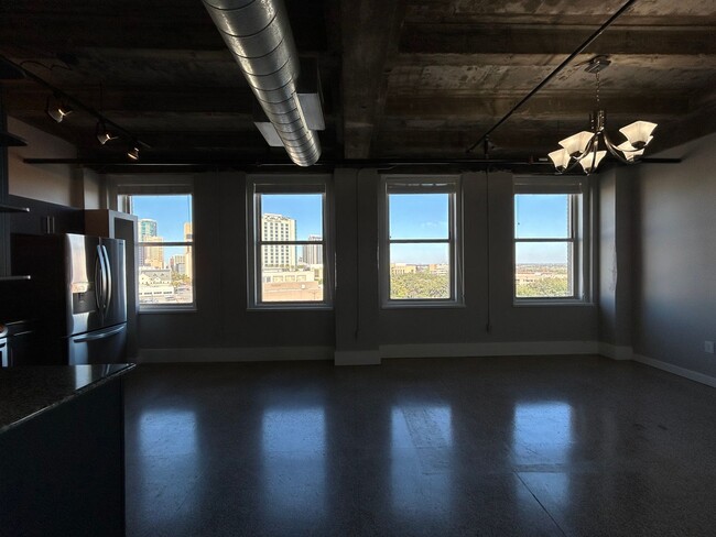 Building Photo - Downtown Fort Worth Texas Condo For Rent "...