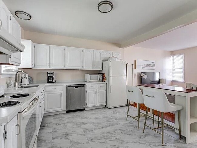 Building Photo - 27 Thames St