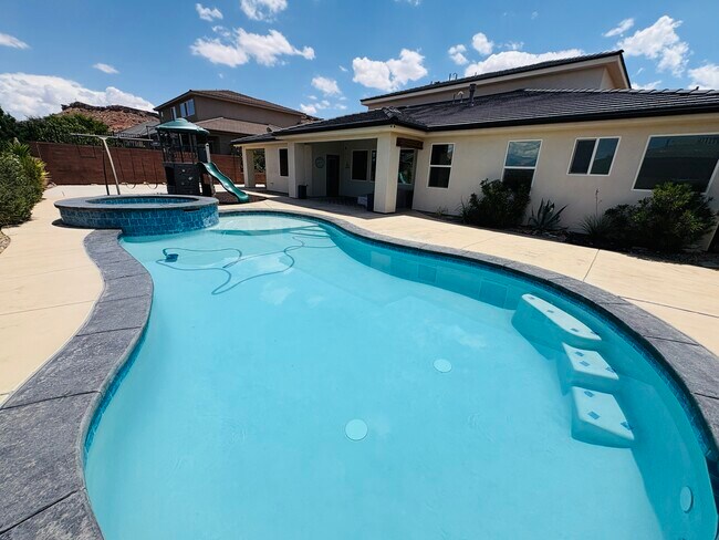 Building Photo - 2721 Hazel Dr