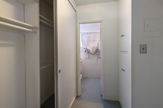 Building Photo - 250 Linden Ave