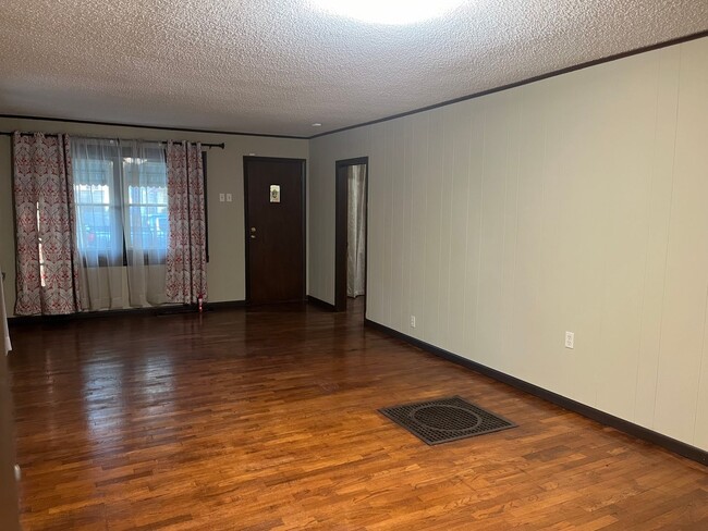 Building Photo - Clean 2 Bedroom home with hardwood floorin...