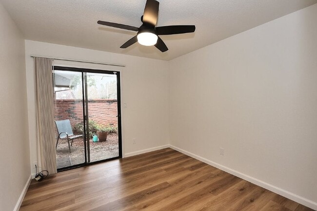 Building Photo - Beautiful corner halfplex available now for rent!