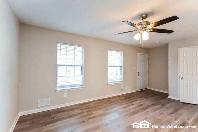 Building Photo - 5 BEDROOM 3 FULL BATH MULTI-LEVEL IN RIVER...