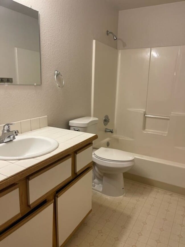 Building Photo - 3 bdrm, 2.5 bath, 2 car garage  (1 attached, 1 detached), Fenced yard, Minutes to Mall and I-5