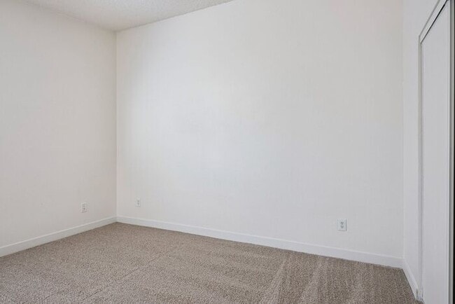 Building Photo - 1480 E 29th Ave