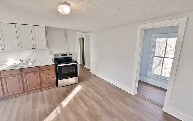 Building Photo - 516 Main St