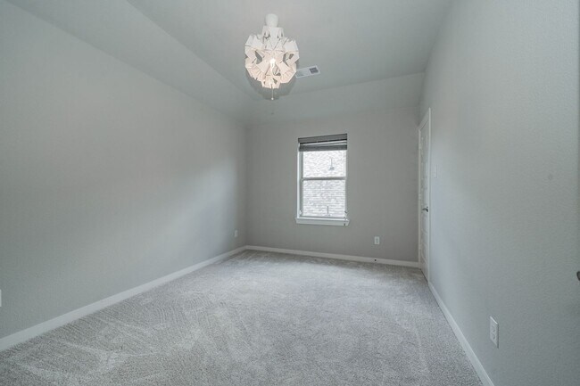 Building Photo - Stunning 4-bedroom, 3-bathroom home locate...