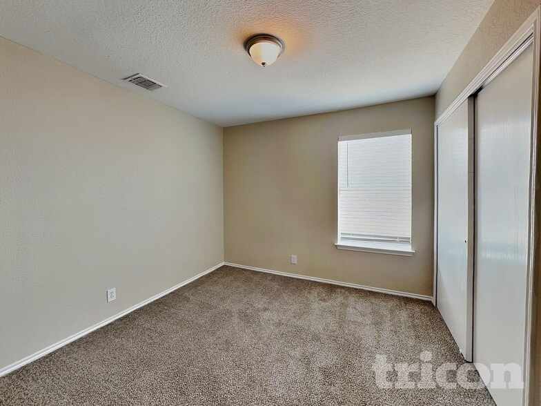 Building Photo - 7307 Circle Farm