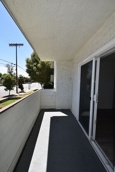 Building Photo - 15049 Burbank Blvd