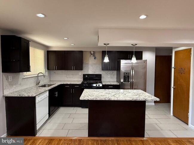 Building Photo - 9304 Lansford St