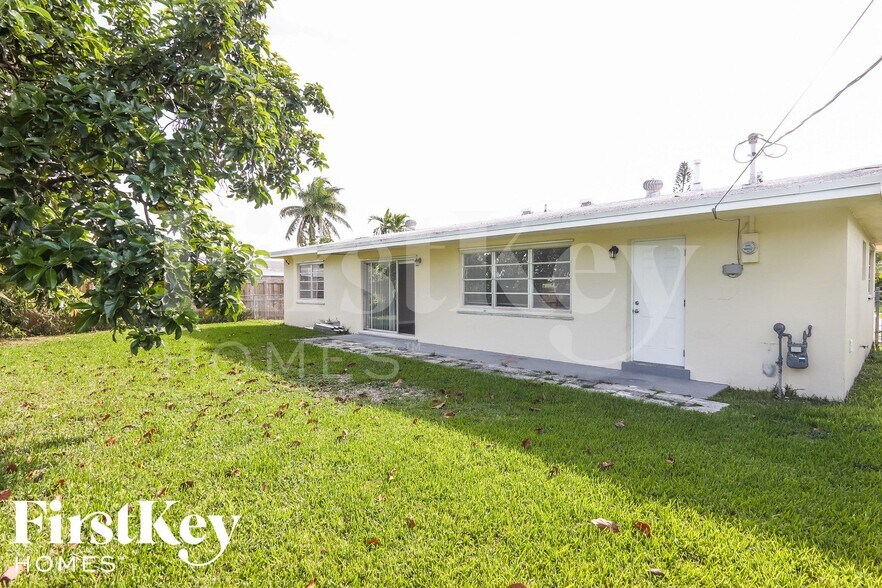 Building Photo - 16025 SW 99th Ave