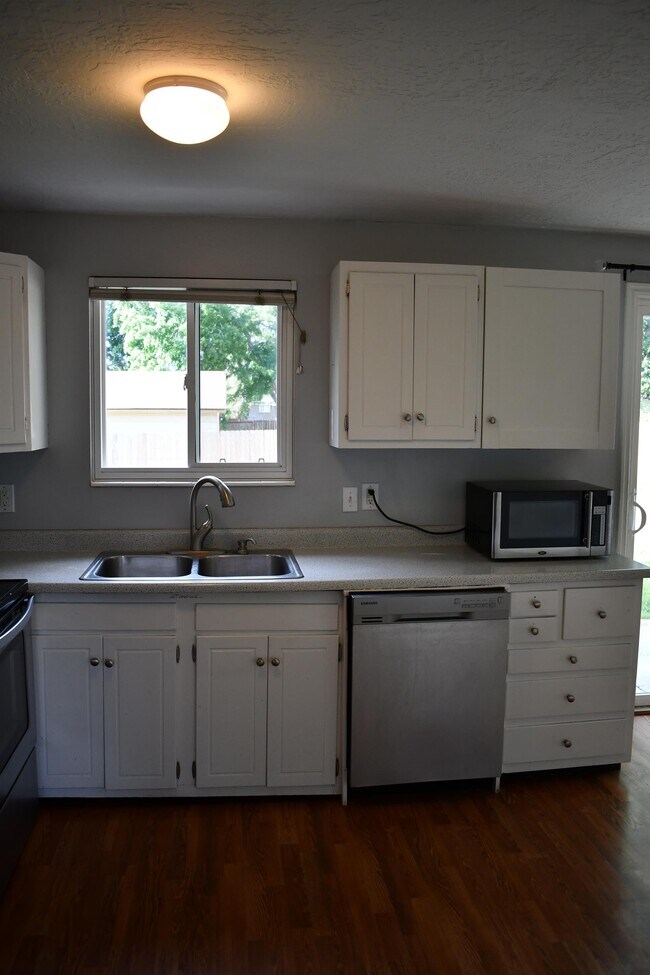 Building Photo - 563 E Hilo St