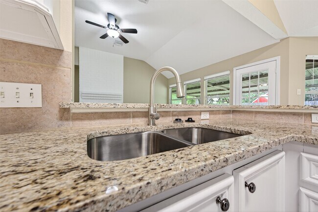 Building Photo - 11655 Lakeview Manor Dr