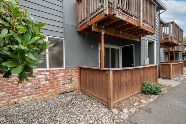 Building Photo - GOBBLE UP THIS DEAL BEFORE IT IS GONE! Sign a Lease, Move In, and Get a $500 Gift Card! Limited T...