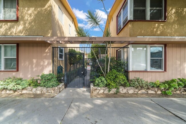 Building Photo - 2 Bed 1 Bath Updated Gated Condo Near Beac...